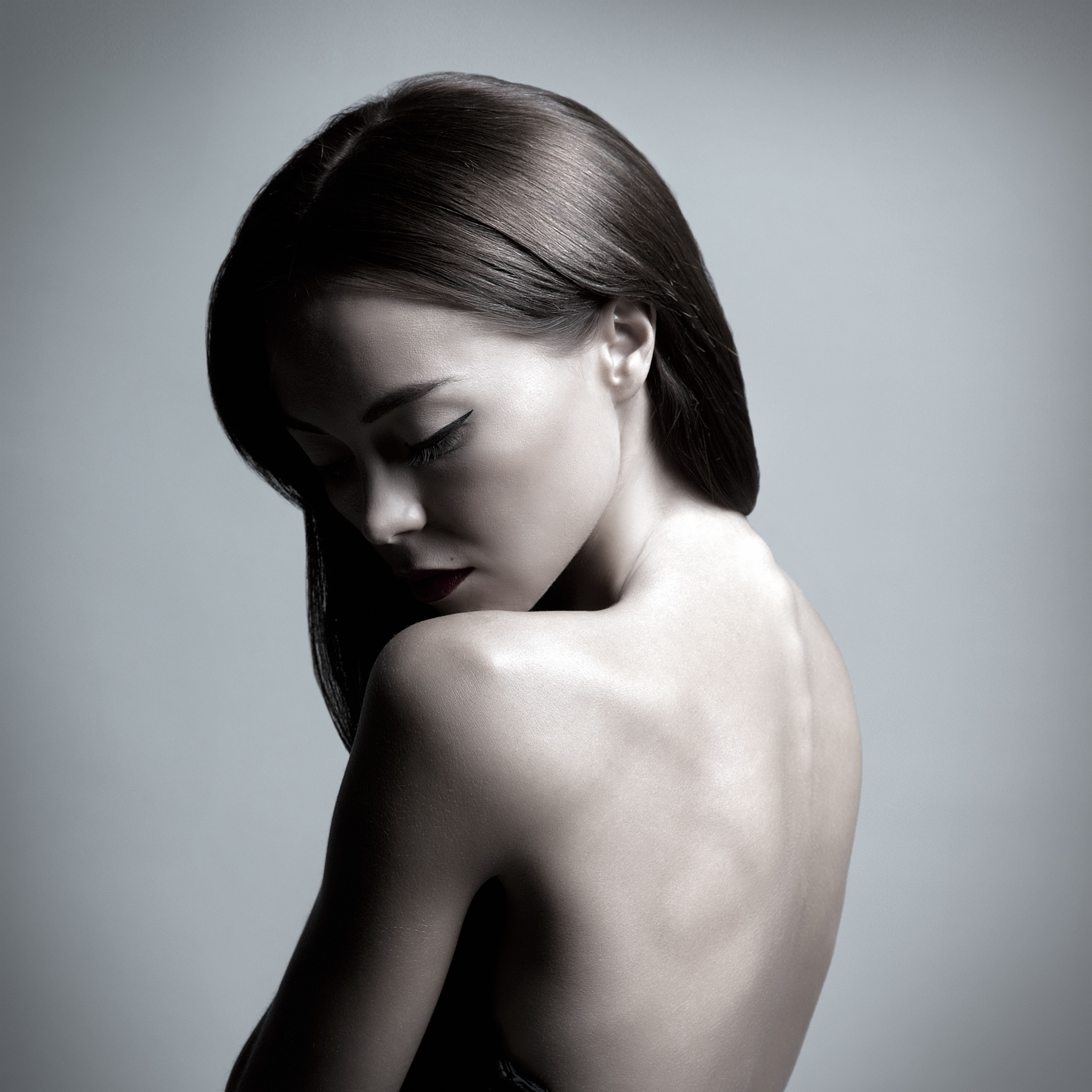 Cabell llis, sa i brillant en blanc i negre, salut capil·lar a AMADO Perruquers